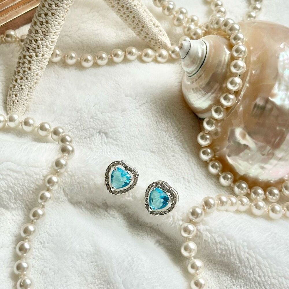 Light blue cubic zirconia heart stud earrings - Picture 2 of 4